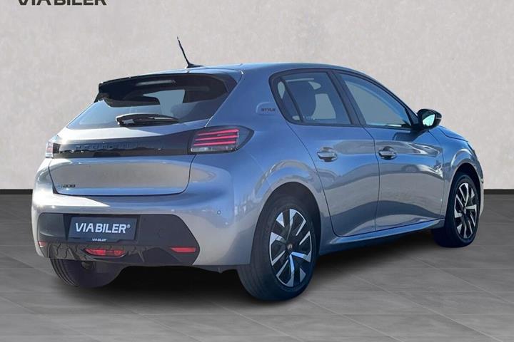 Sølv Peugeot e-208 fra 2025