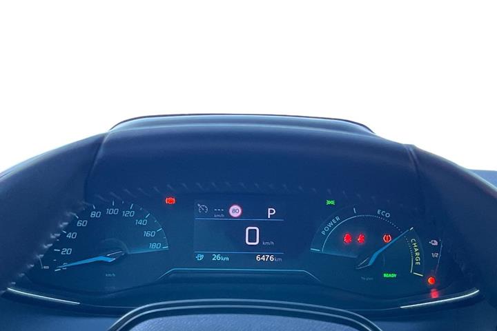Sølv Peugeot e-208 fra 2025