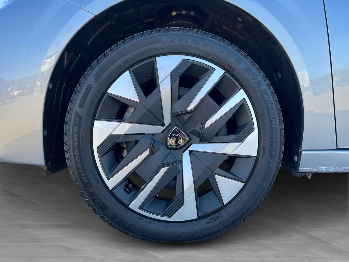 Sølv Peugeot e-208 fra 2025
