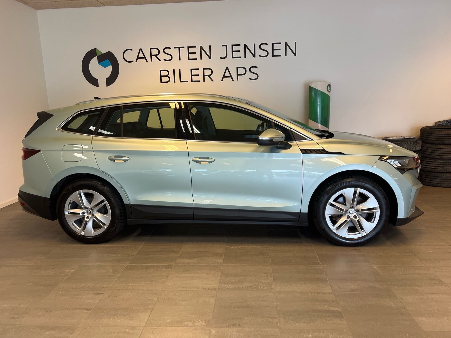 Grå Skoda Enyaq fra 2023