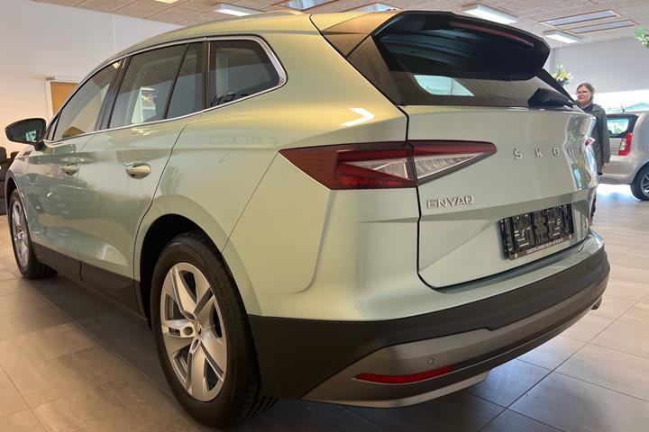 Grå Skoda Enyaq fra 2023