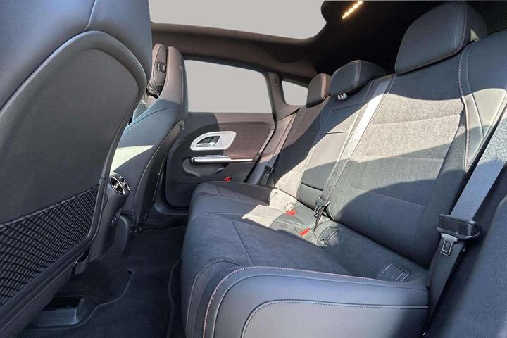 Rød Mercedes CLA250+ fra 2026
