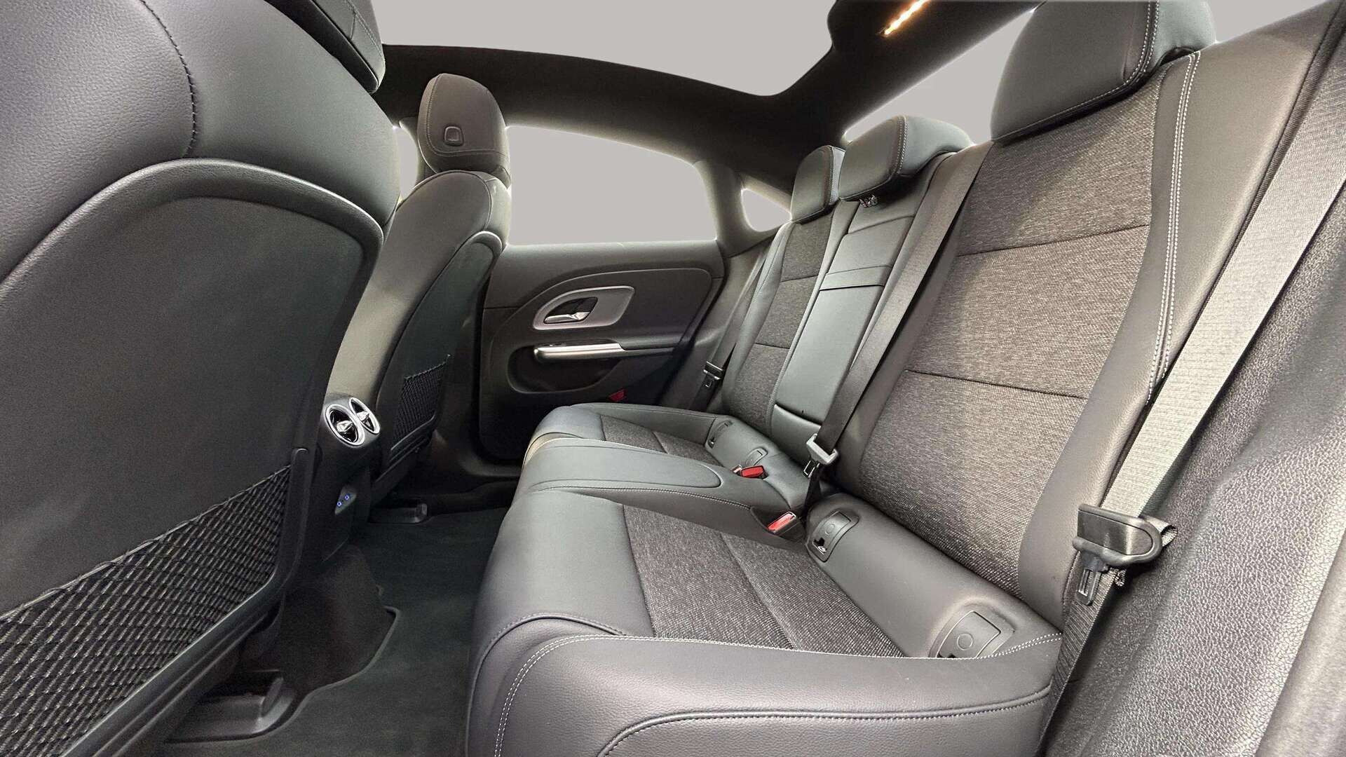 Rød Mercedes CLA200 fra 2026