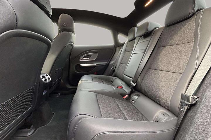 Rød Mercedes CLA200 fra 2026