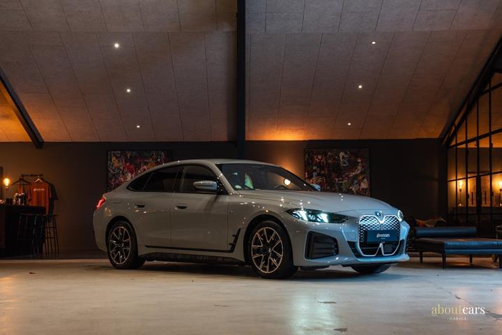 Grå BMW i4 fra 2025