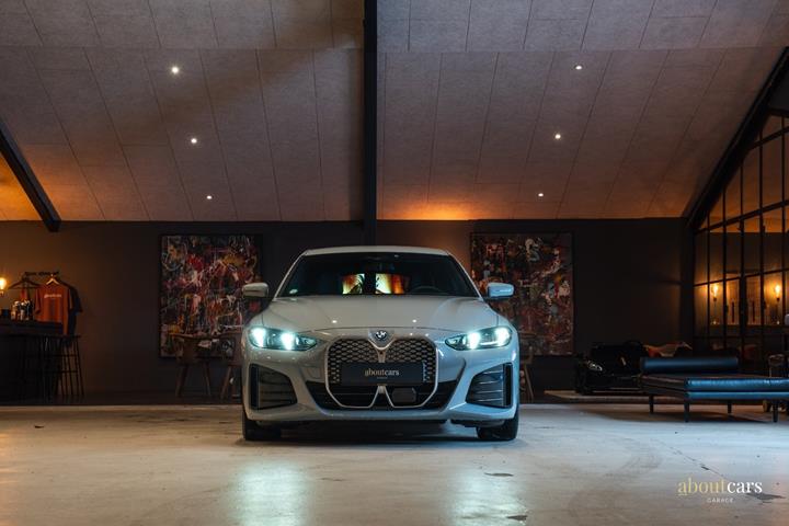 Grå BMW i4 fra 2025