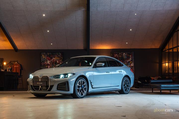 Grå BMW i4 fra 2025