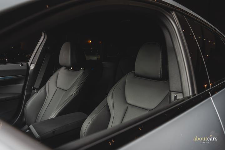 Grå BMW i4 fra 2025