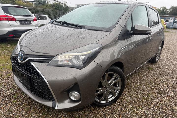 Beige Toyota Yaris fra 2016