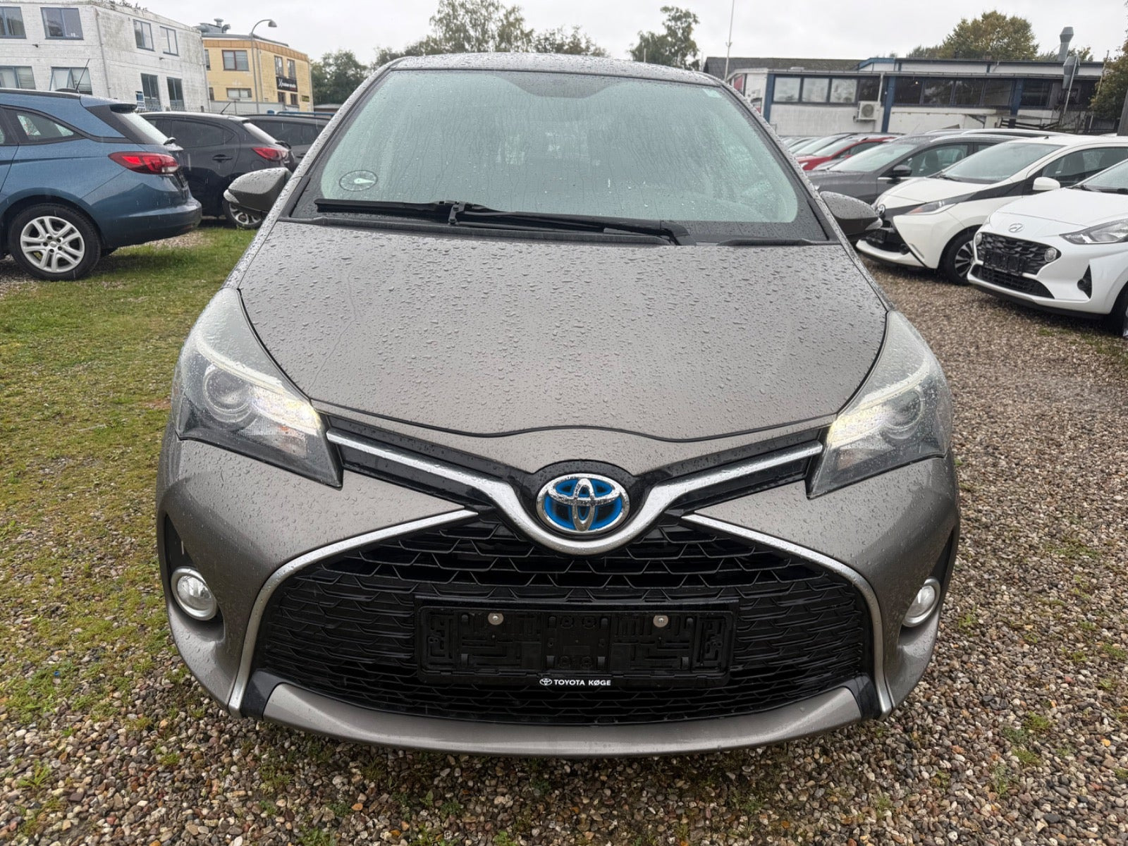 Beige Toyota Yaris fra 2016