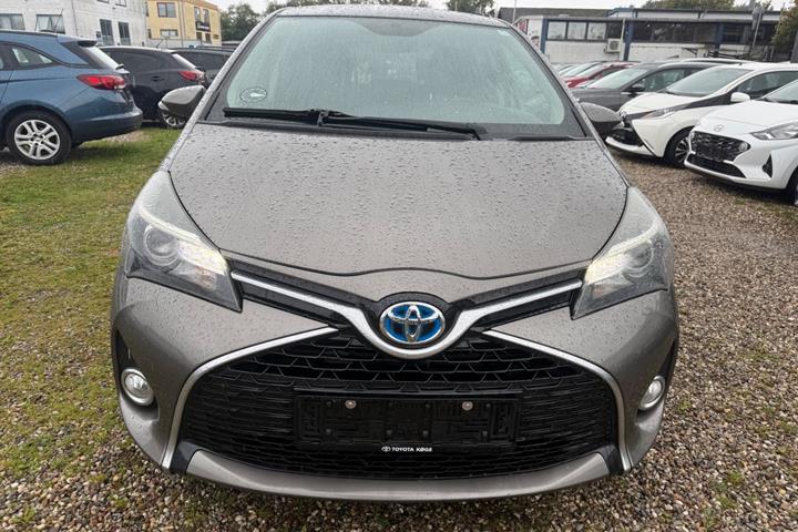 Beige Toyota Yaris fra 2016