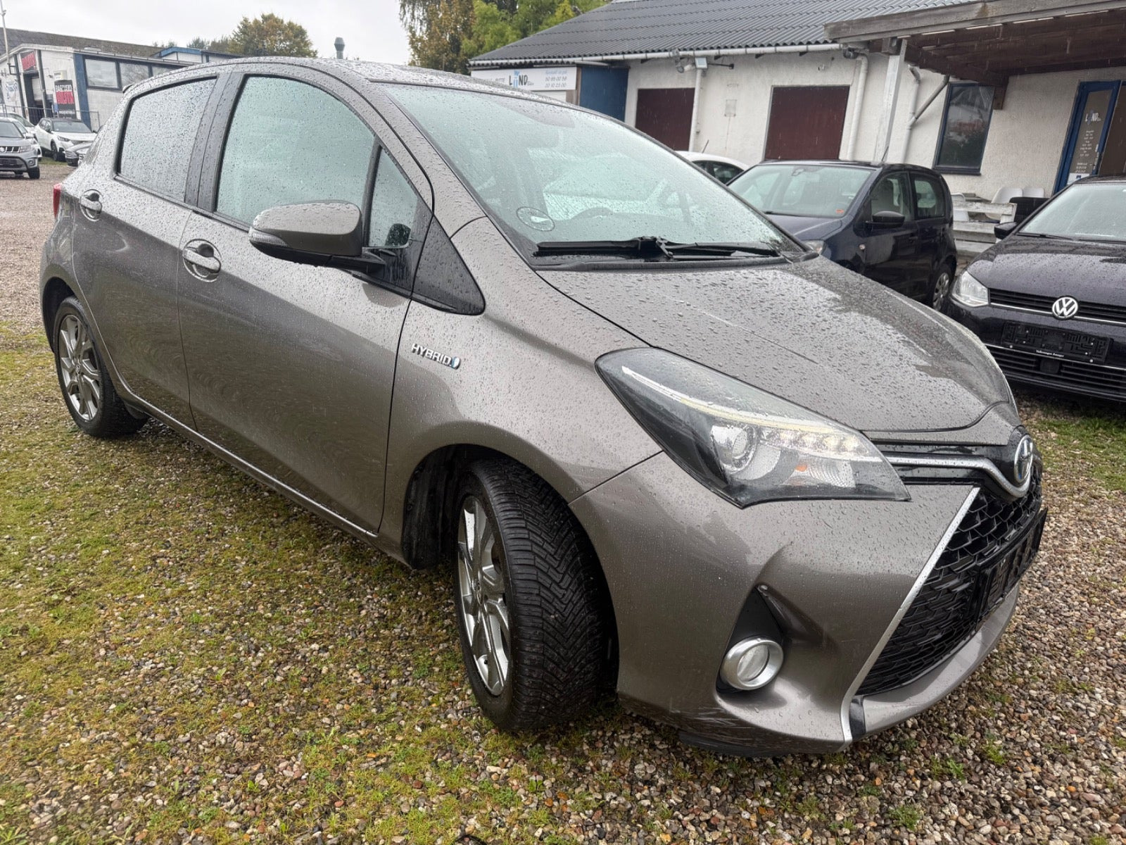 Beige Toyota Yaris fra 2016