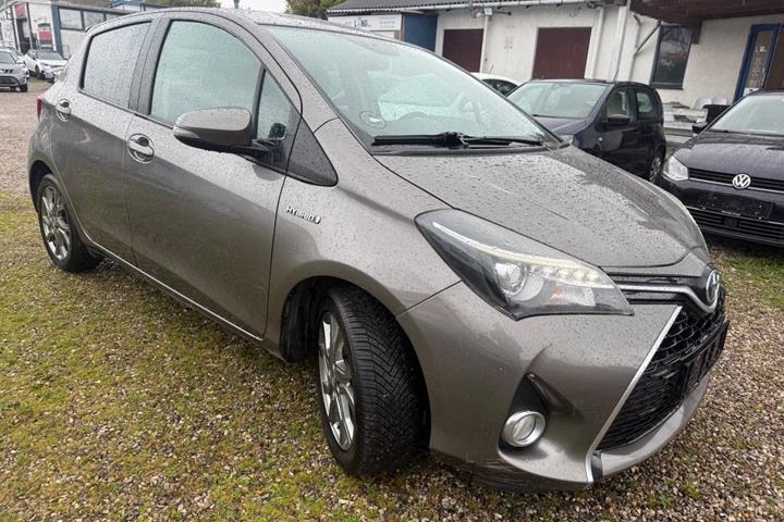 Beige Toyota Yaris fra 2016