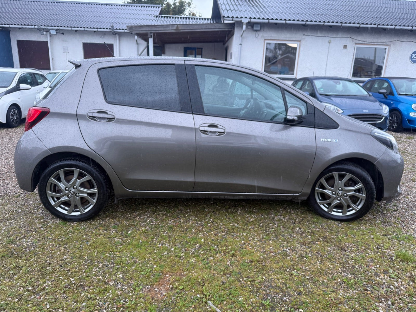 Beige Toyota Yaris fra 2016