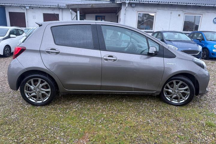 Beige Toyota Yaris fra 2016