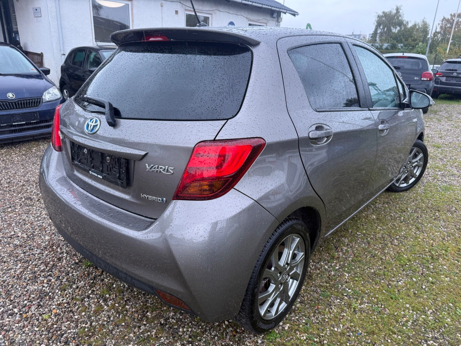 Beige Toyota Yaris fra 2016