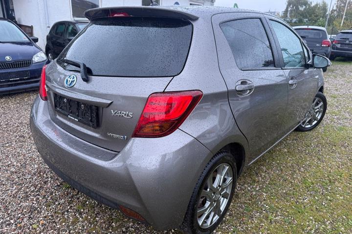 Beige Toyota Yaris fra 2016