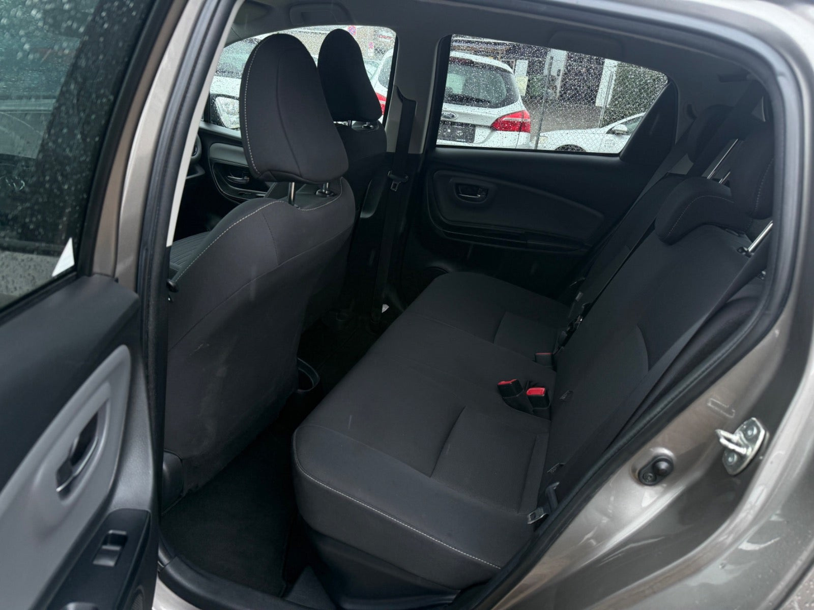 Beige Toyota Yaris fra 2016