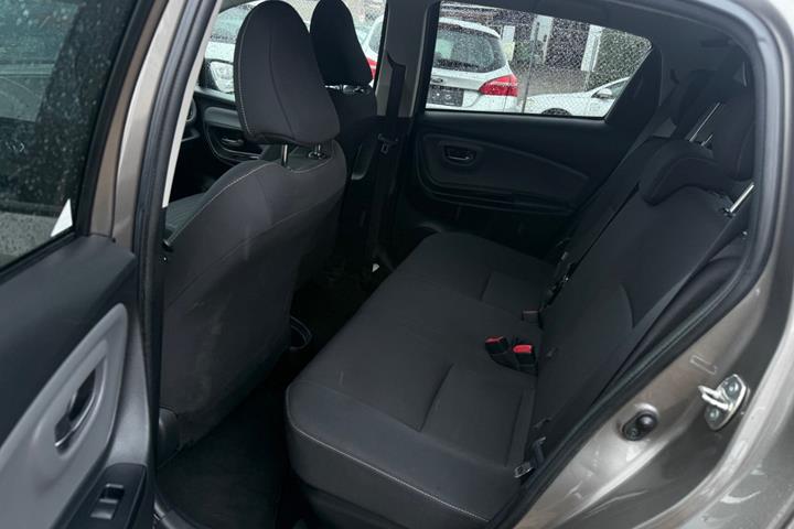 Beige Toyota Yaris fra 2016