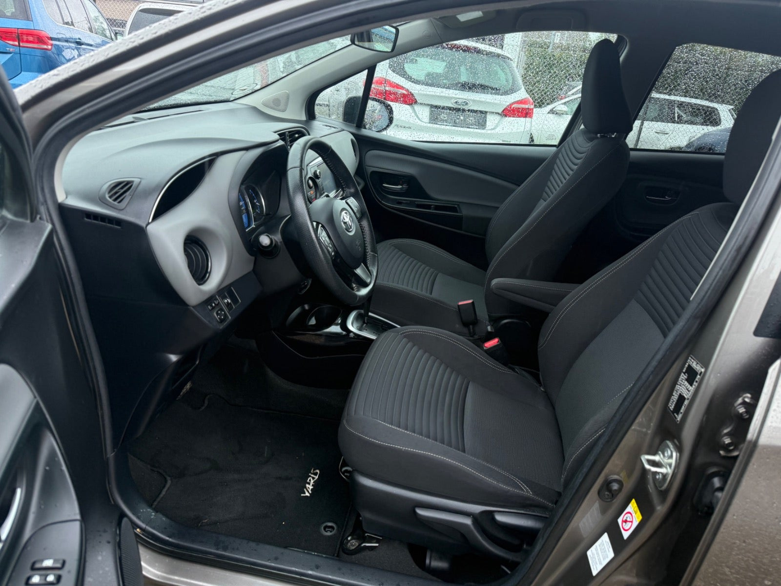 Beige Toyota Yaris fra 2016