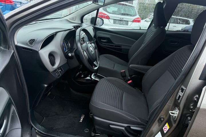 Beige Toyota Yaris fra 2016