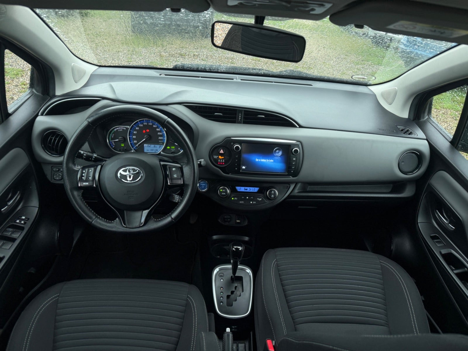 Beige Toyota Yaris fra 2016