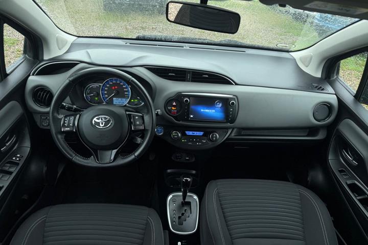 Beige Toyota Yaris fra 2016