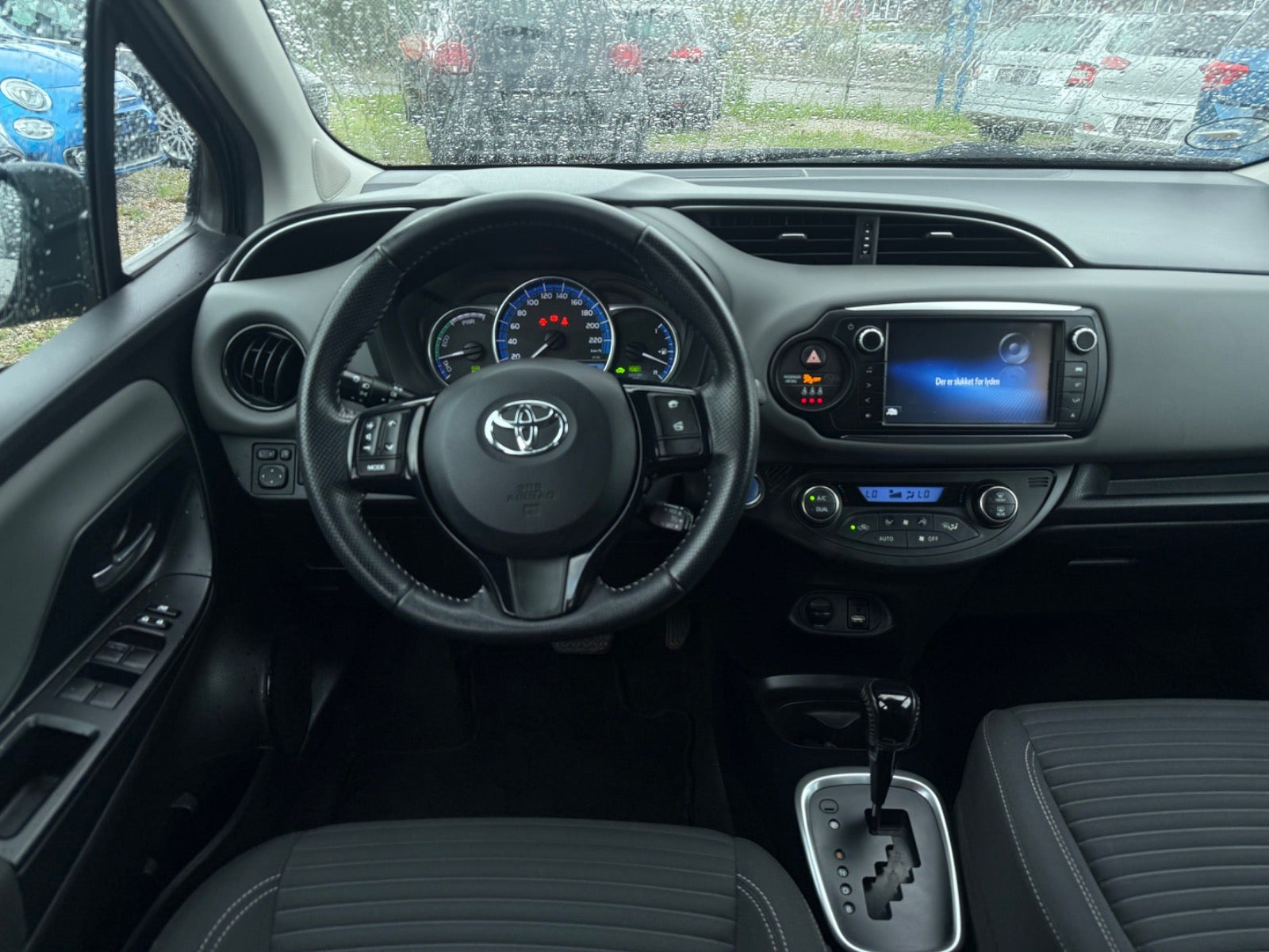 Beige Toyota Yaris fra 2016