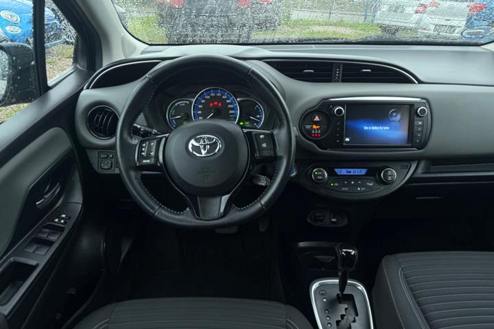 Beige Toyota Yaris fra 2016