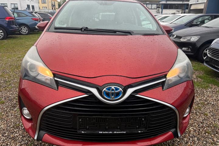 Rød Toyota Yaris fra 2014