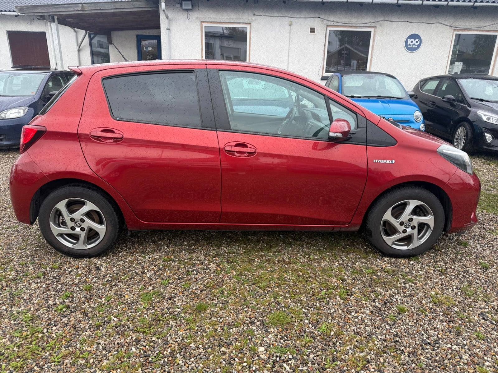 Rød Toyota Yaris fra 2014