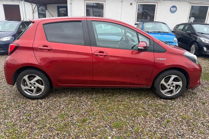 Rød Toyota Yaris fra 2014