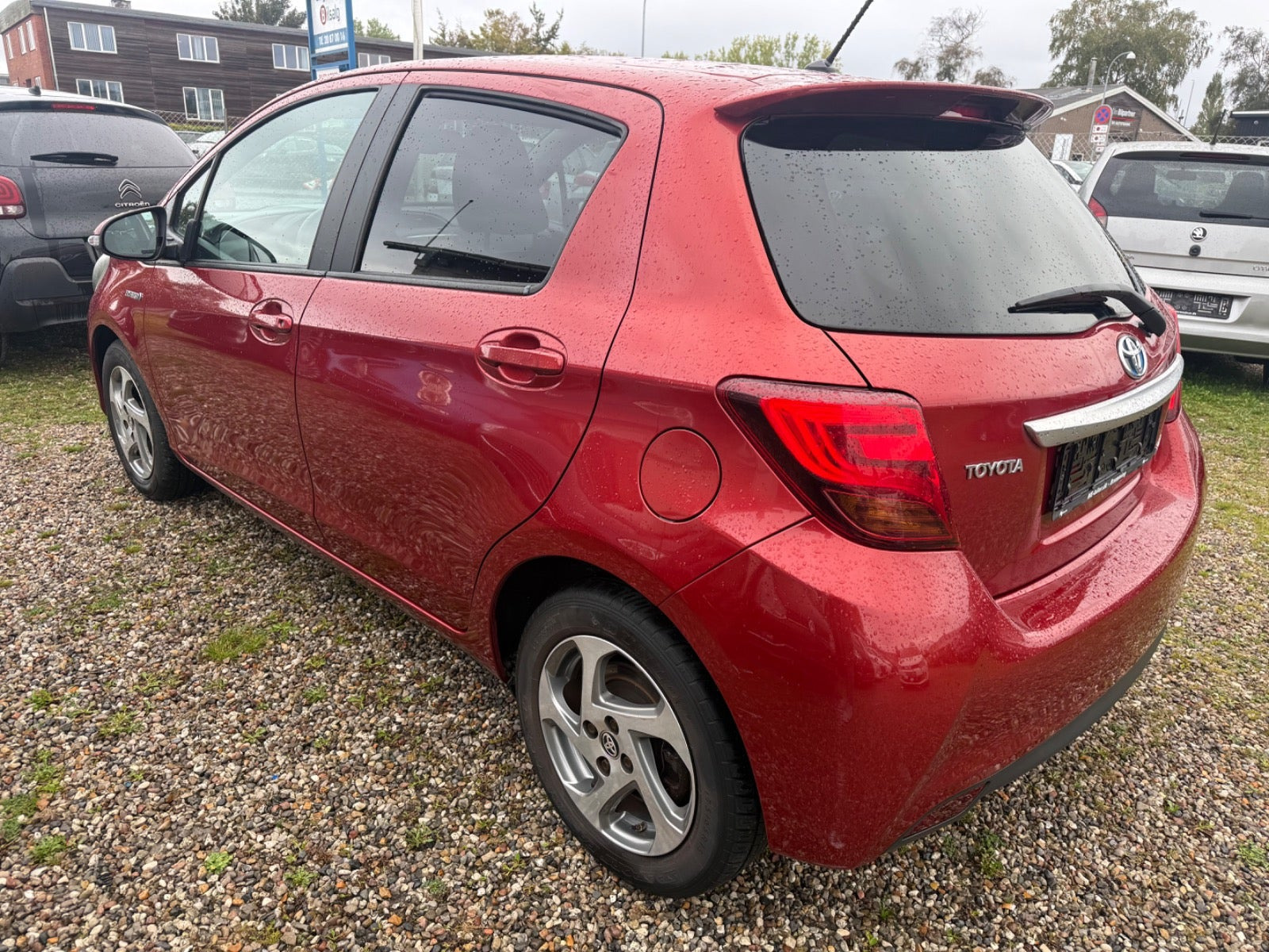 Rød Toyota Yaris fra 2014