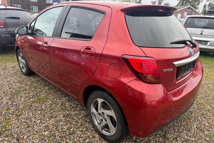 Rød Toyota Yaris fra 2014