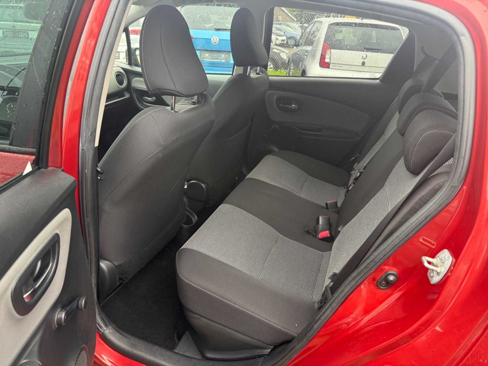 Rød Toyota Yaris fra 2014