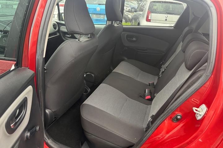 Rød Toyota Yaris fra 2014