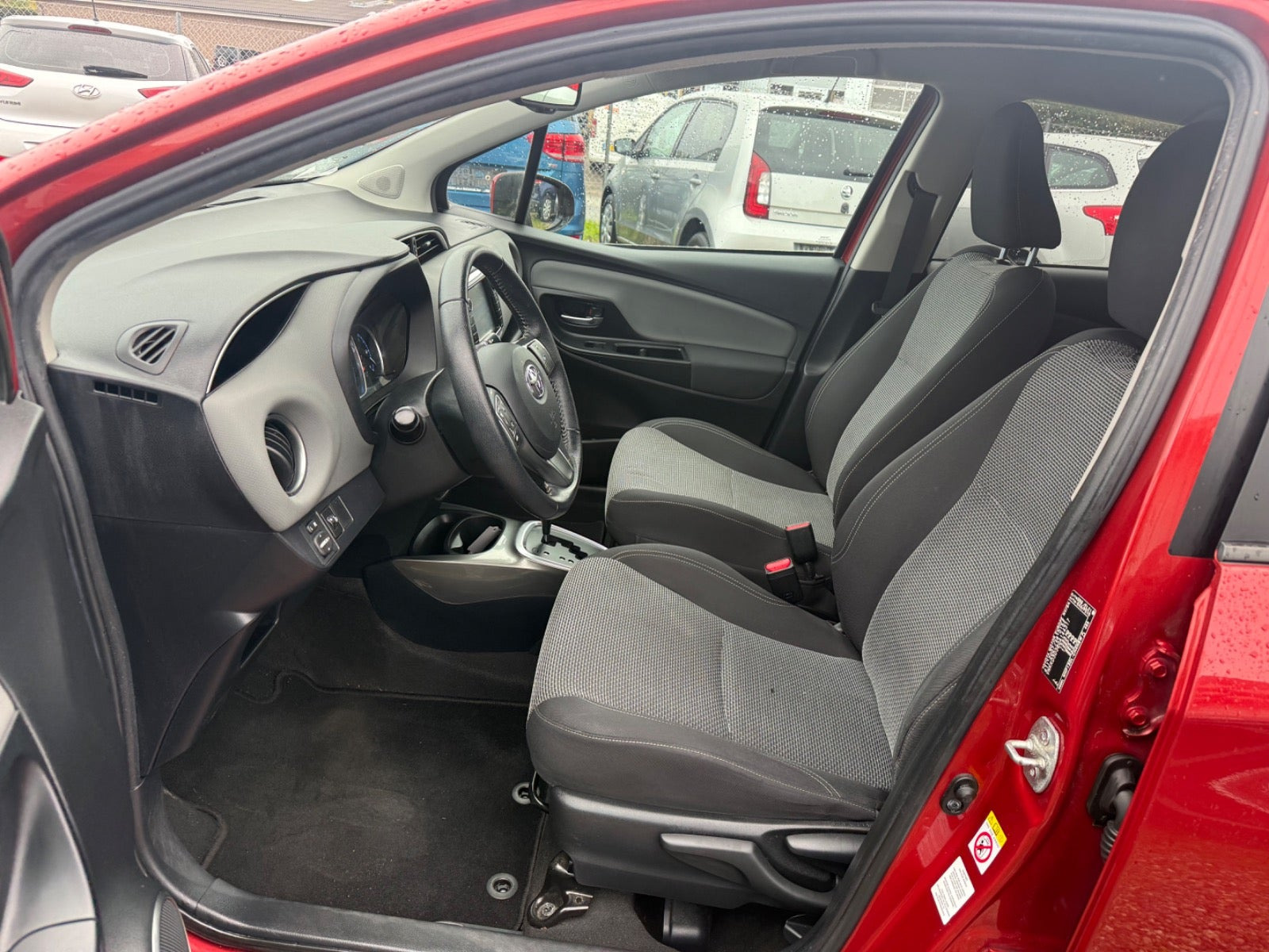 Rød Toyota Yaris fra 2014