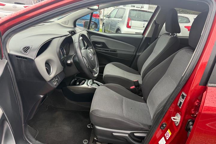 Rød Toyota Yaris fra 2014