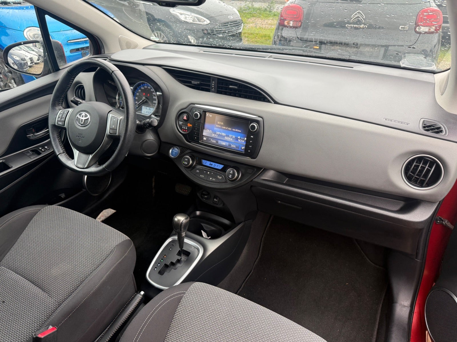 Rød Toyota Yaris fra 2014