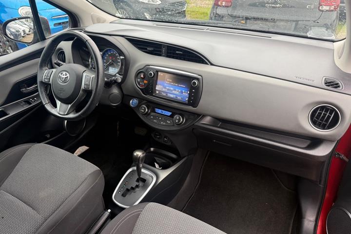 Rød Toyota Yaris fra 2014