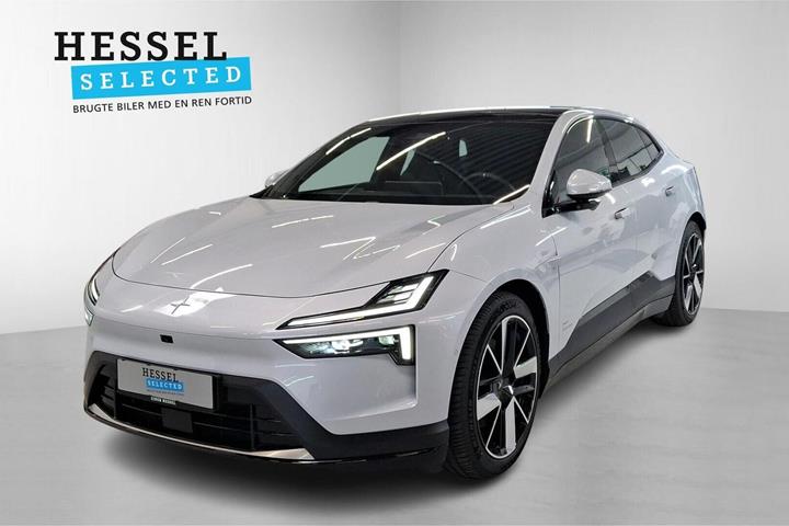 Hvid Polestar 4 fra 2025 set udefra