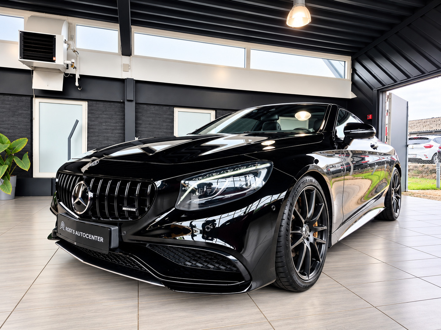 Sort Mercedes S63 fra 2016