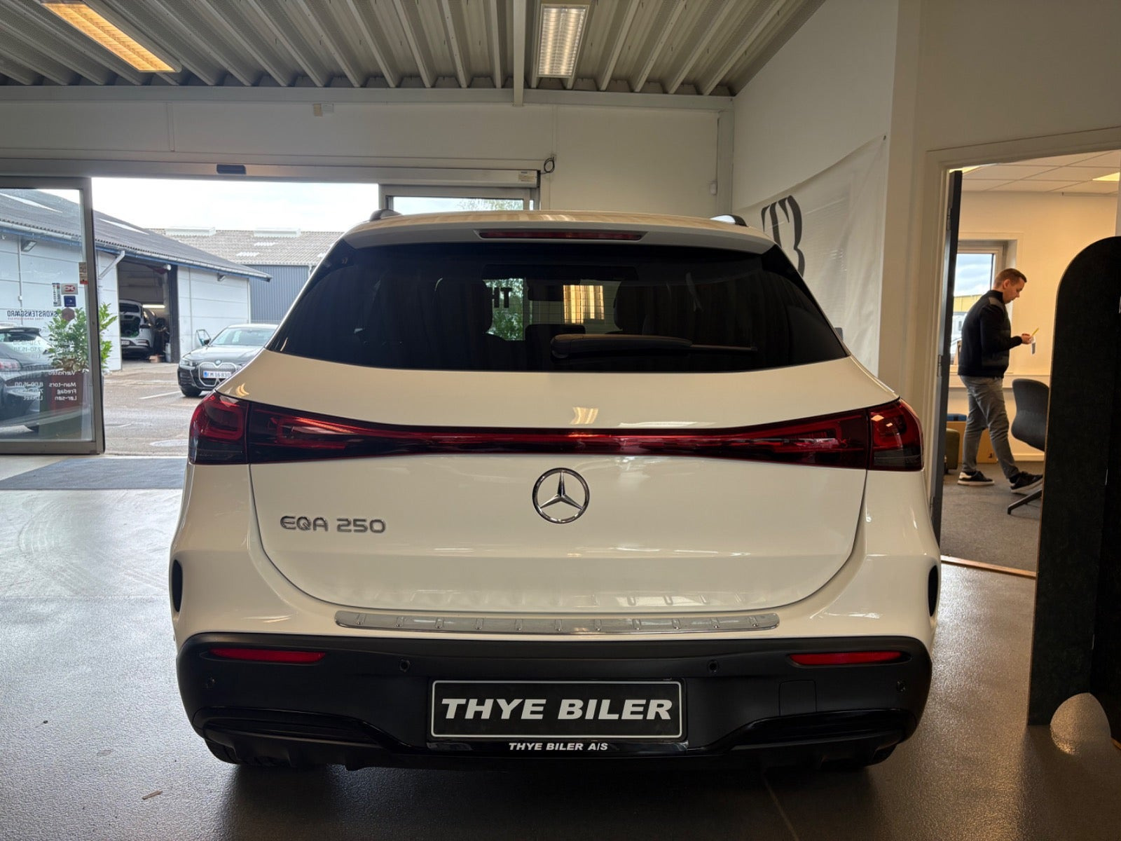 Hvid Mercedes EQA250 fra 2023