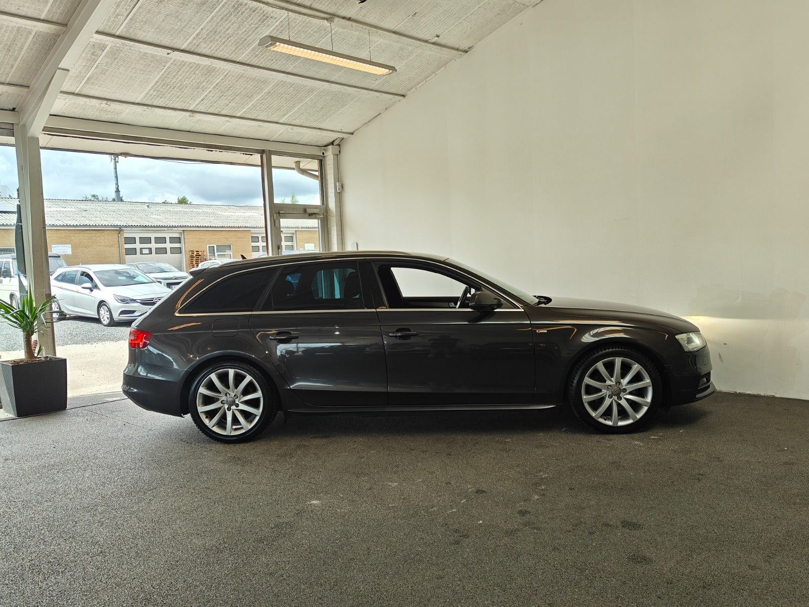 Grå Audi A4 fra 2014