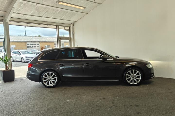 Grå Audi A4 fra 2014