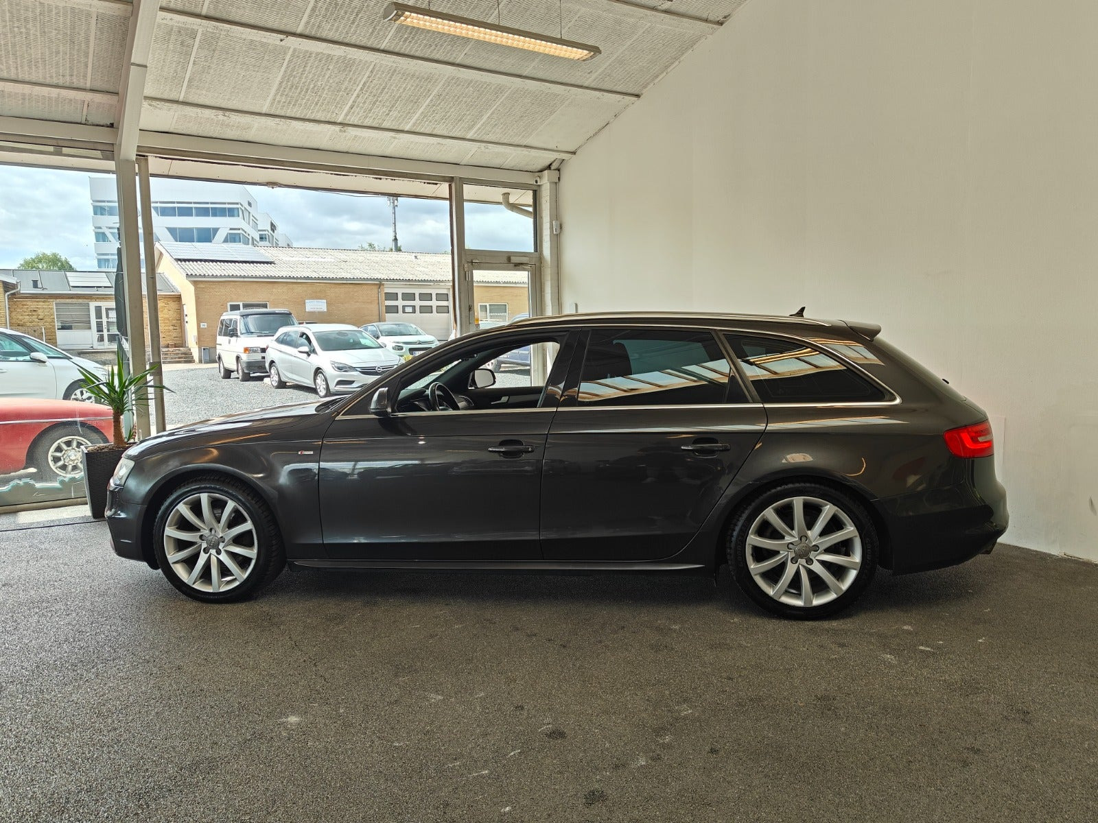 Grå Audi A4 fra 2014