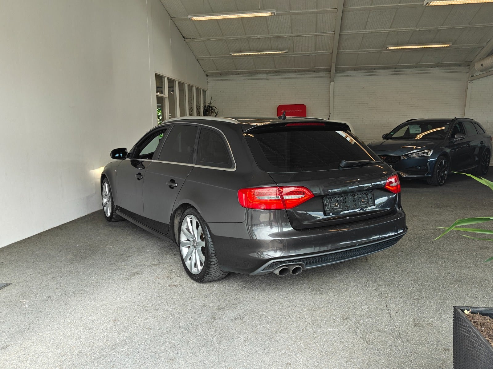 Grå Audi A4 fra 2014