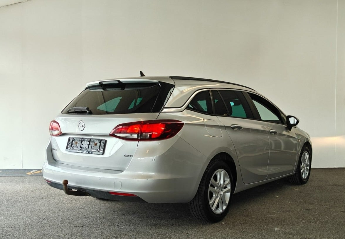 Sølv Opel Astra fra 2019