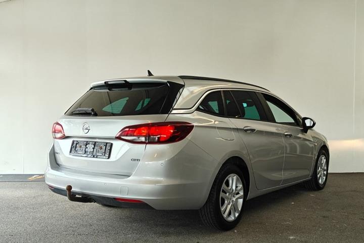 Sølv Opel Astra fra 2019