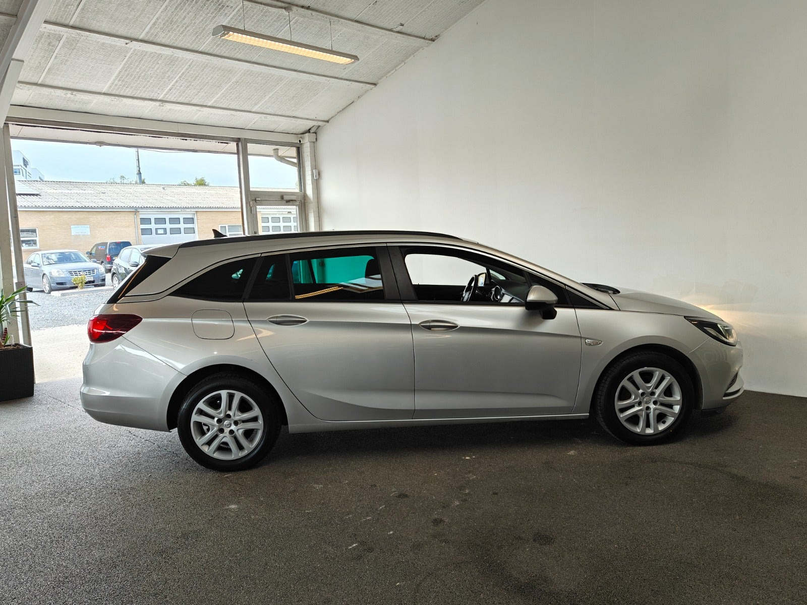 Sølv Opel Astra fra 2019